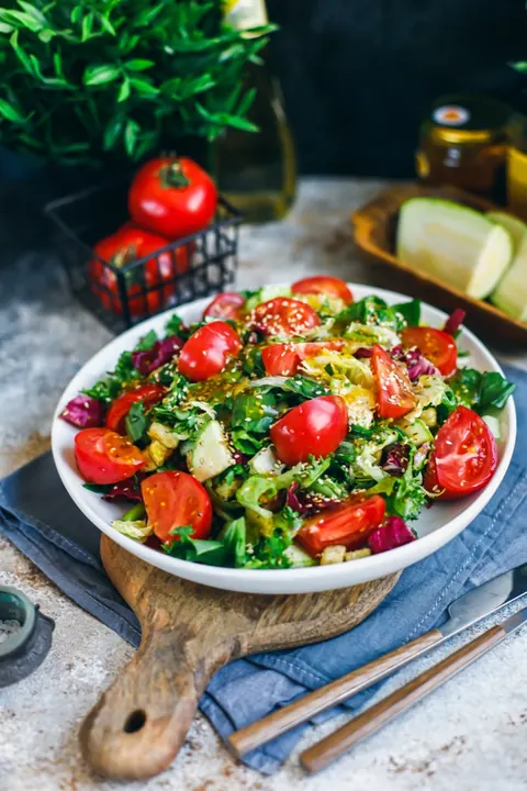 Салат с маринованным кабачком и хрустящим баклажаном